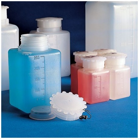 BOTELLA CUADRADA GRADUADA CUELLO ANCHO, TAPA ESTRELLA Y CONTRATAPA, POLIETILENO, NO AUTOCLAVABLE - KARTELL